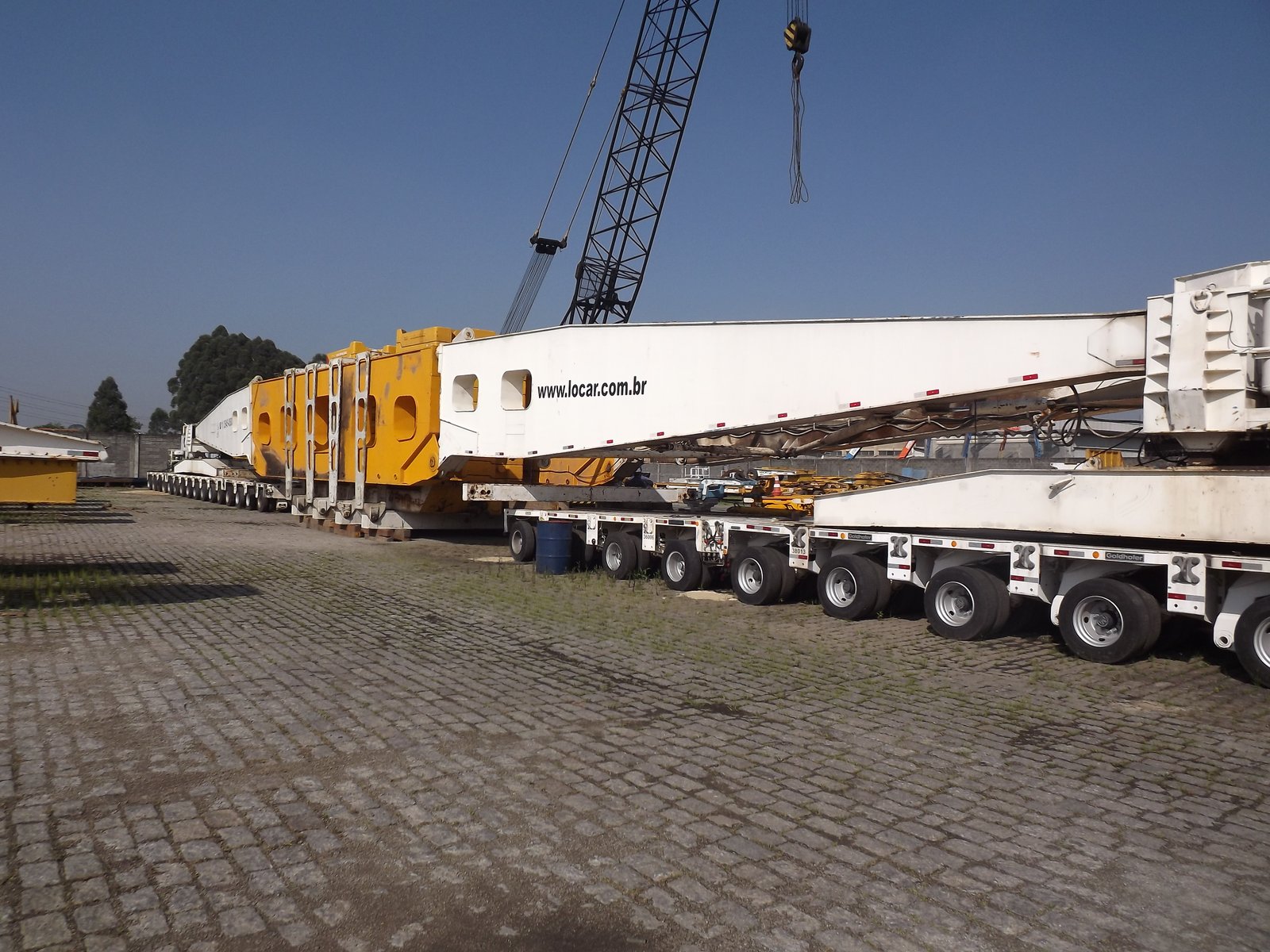 Transporte de viga especial com carretas multieixo e guindaste